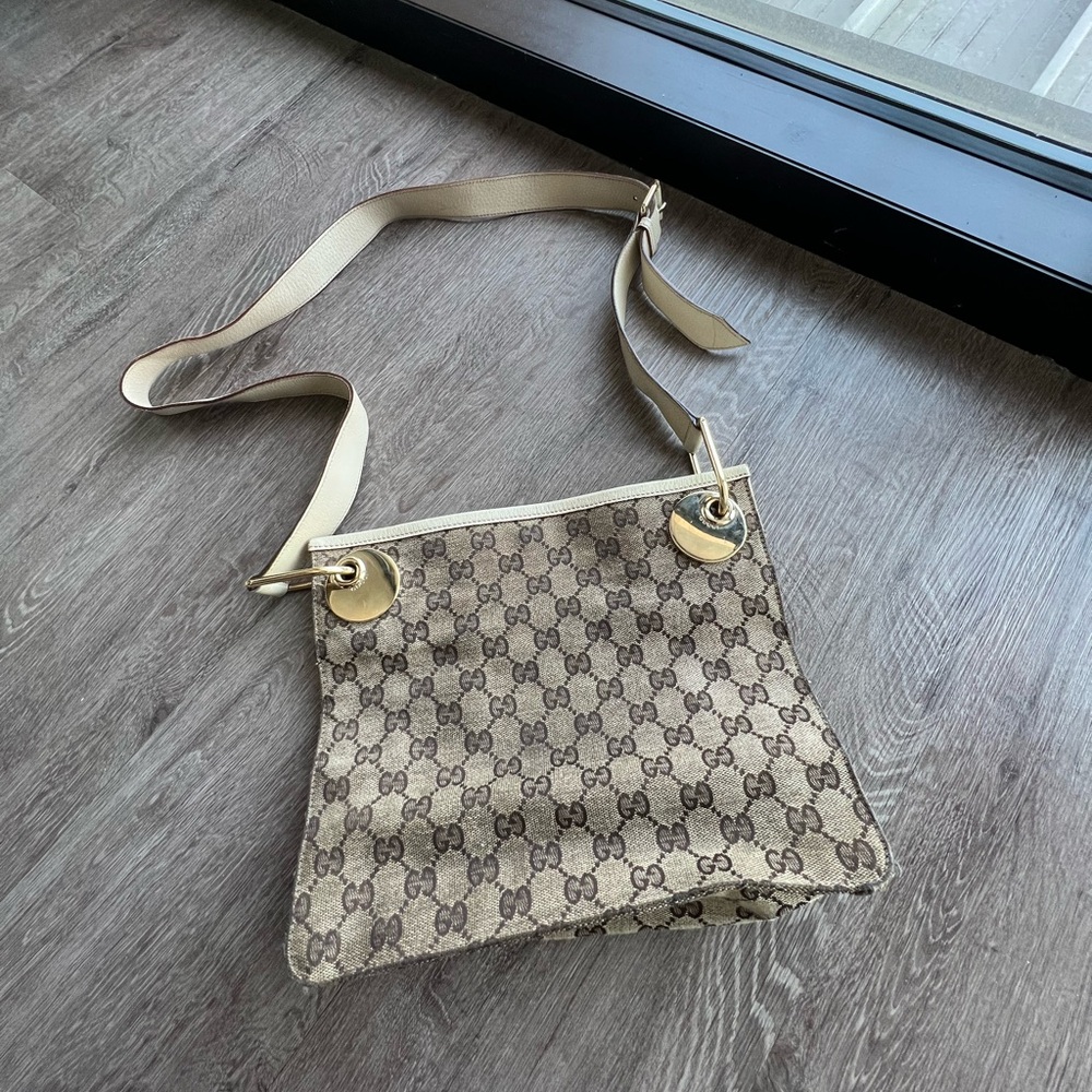 Authentic vintage Gucci messenger bag with adjustable strap👜